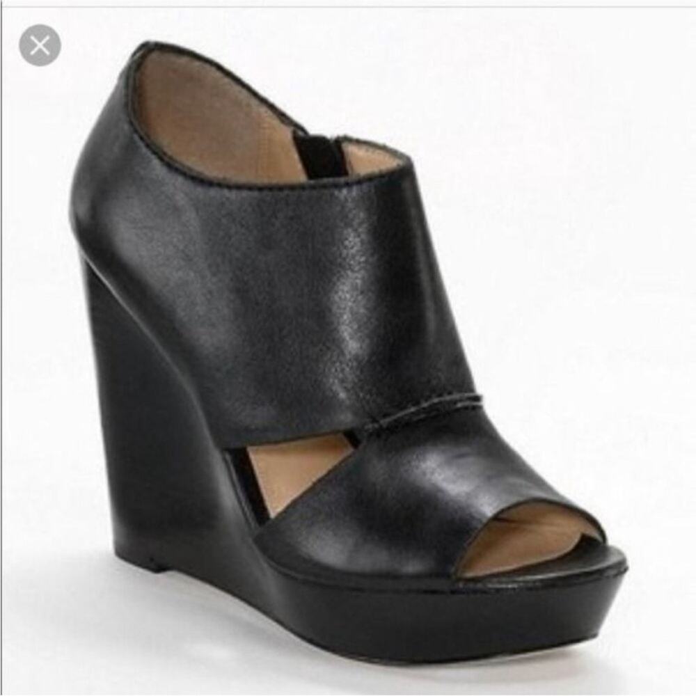 Coach Jaelyn black leather wedge sandals size 8 open toe zippers